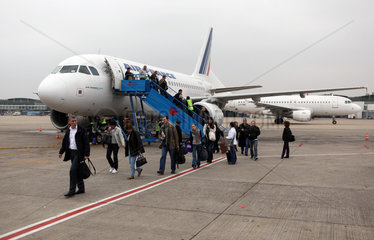 Paris  Frankreich  Passagiere steigen aus einer Maschine der Air France aus