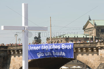 Dresden  Deutschland  Banner mit der Aufschrift: Unser taegliches Brot gib uns heute