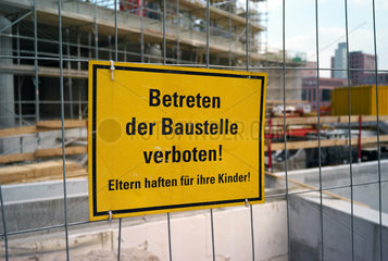 Berlin  Deutschland  Schild an der Baustelle Tempelhofer Hafen