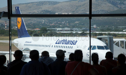 Kastela  Kroatien  wartende Passagiere schauen auf ein Flugzeug von Lufthansa am Flughafen Split-Kastela
