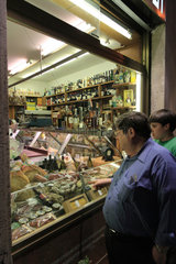 Rom  Italien  Kunden eines Feinkostgeschaeftes