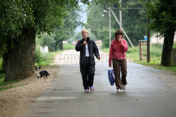 Bajary  Weissrussland  zwei Maedchen auf der Dorfstrasse