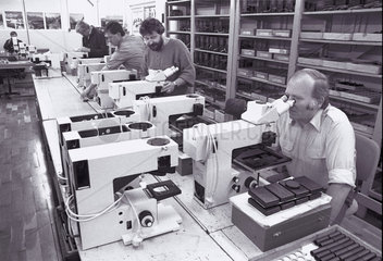 Endjustierung der Mikroskope  VEB Carl Zeiss Jena  DDR  Maerz 1990