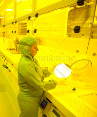 Dortmund  Deutschland  eine Mikrotechnologin der temicon GmbH arbeitet im Reinraum