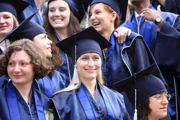 Bremen  Deutschland  Aufstellung fuer das offizielle Abschlussfoto der Absolventen