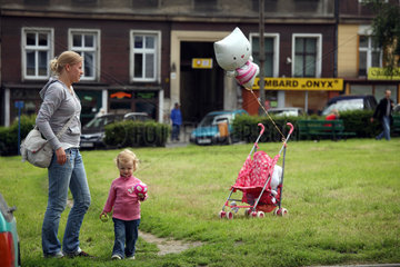 Posen  Polen  Mutter mit ihrem Kind wartet auf einer Wiese