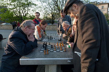 Krakau  Polen  Krakauer Maenner beim Schachspielen am Wawelberg