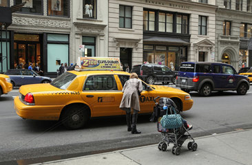 New York City  USA  Frau mit Kinderwagen vor einem Taxi