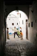 Tetouan  Marokko  Kinder spielen auf der Strasse in der Altstadt
