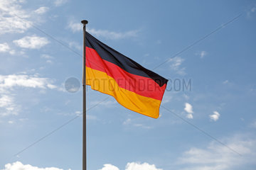 Eckernfoerde  Deutschland  Deutschlandfahne vor blauem Himmel