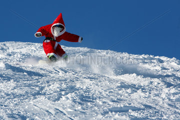Krippenbrunn  Oesterreich  Weihnachtsmann faehrt Snowboard