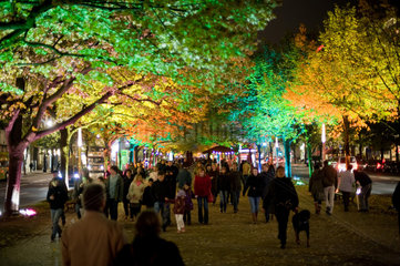 Berlin  Deutschland  Passanten unter den beleuchteten Linden anlaesslich des Festival of Lights