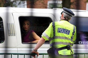Ascot  Grossbritannien  Frau schaut aus einem Auto heraus zu einem Polizisten