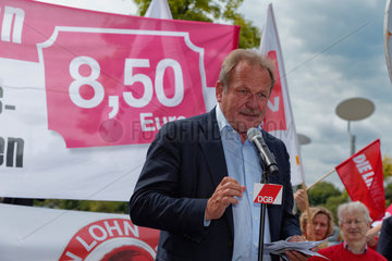 Berlin  Deutschland  Demo vor Mindestlohnbeschluss