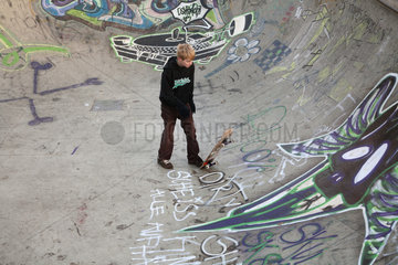 Bremen  Deutschland  Jugendlicher mit Skateboard in der Halfpipe