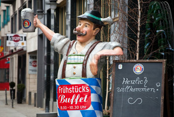 Berlin  Deutschland  Werbefigur des Maximilians Restaurant in der Friedrichstrasse