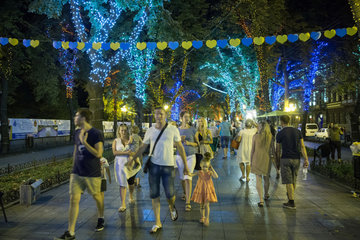 Odessa  Ukraine  Menschen bei einem Strassenfest am Prymorskiyyi Boulevard