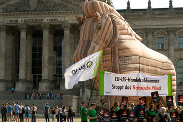 Berlin  Deutschland  Protestaktion des BUND mit einem Trojanischen Pferd gegen TTIP