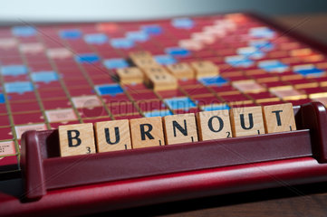 Hamburg  Deutschland  Scrabble-Buchstaben bilden das Wort BURNOUT