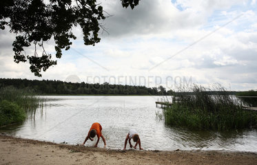 Schependorf  Deutschland  Kinder spielen an einem See