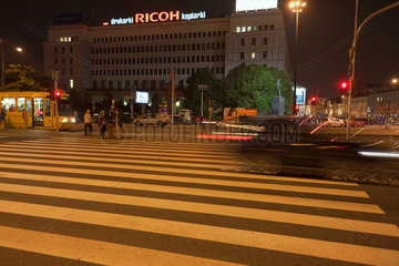 Warschau  Polen  Zebrastreifen im Stadtzentrum