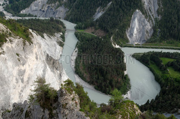 Schweiz  Rheinschleife im Ruinaulta und die Bruecke Isla Bella