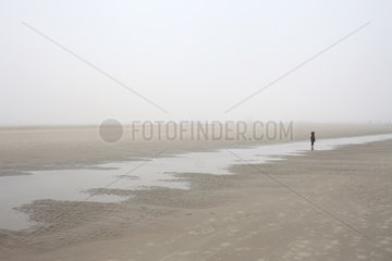 Sankt Peter-Ording  Deutschland  ein kleiner Junge bei Nebel am Strand
