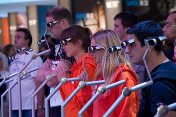 Berlin  Deutschland  Maenner und Frauen mit 3D-Brillen auf der IFA 2010