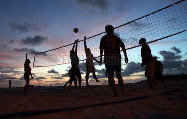 Cocoa Beach  USA  Silhouette  Menschen spielen Beachvolleyball am Abend
