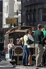 San Francisco  USA  Touristen warten auf ein Cable Car