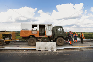 Bobrujsk  Weissrussland  Strassenarbeiten auf einer Bruecke