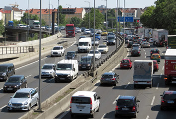 Berlin  Deutschland  Rush Hour auf der Stadtautobahn A100 in Hoehe Spandauer Damm