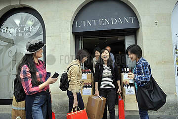FRANCE. BORDEAUX (33) CHINESES TOURISTS IN L'INTENDANT VINES STORE