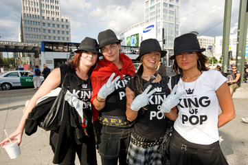 Berlin  Deutschland  junge Frauen bekennen sich als Michael Jackson Fans