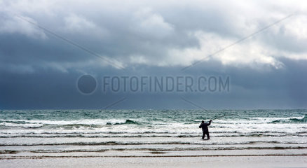 Ballyheige  Irland  Angler an der Kueste Kerrys