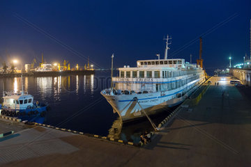 Odessa  Ukraine  ein Flusskreuzfahrtschiff am Faehranleger des Hafen