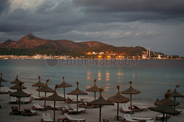 Port d'Alcudia  Spanien  Blick ueber den Strand und die Bucht von Alcudia am Abend