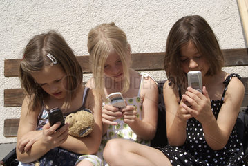 Riedlingen  Deutschland  3 Maedchen lesen SMS auf ihren Handys