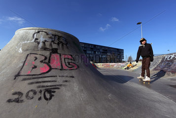 Utrecht  Niederlande  Junge faehrt Skateboard in einer Halfpipe