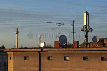 Berlin  Deutschland  Funkmasten  Antennen und Satellitenschuesseln auf einem Dach