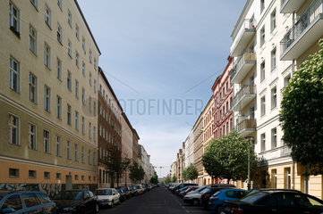 Berlin  Deutschland  sanierte Altbauten und parkende Autos in der Kremmener Strasse
