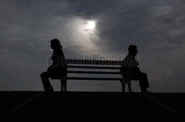 Hannover  Silhouette  Mann und Frau sitzen auf einer Bank