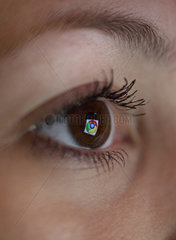 Berlin  Deutschland  Spiegelung des Google Chrome Logos im Auge einer Frau