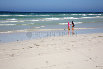 Port Denison  Australien  Kind beim Spielen am Meer