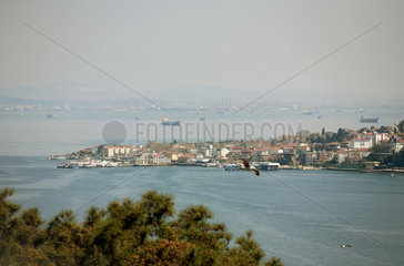 Heybeliada  Istanbul  Tuerkei  Ausblick von Heybeliada auf die Nachbarinsel Bueyuekada