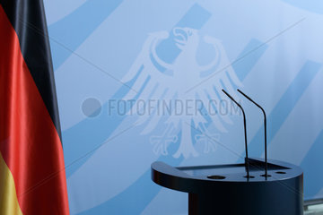 Berlin  Deutschland  Rednerpult im Pressebereich des Bundeskanzleramtes