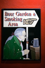 Dublin  Irland  Schild mit dem Hinweis  Biergarten und Raucherbereich