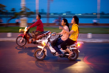 Phnom Penh  Kambodscha  Strassenszene mit Mofas