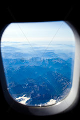 Spanien  die Pyrenaeen durch ein Flugzeugfenster fotografiert