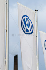 Wolfsburg  Deutschland  VW-Werk  Fahnen der Volkswagen AG